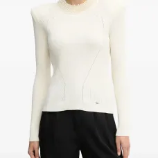 Свитер с украшением из жемчуга