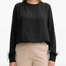 Топ с пуговицами и отделкой из перьев