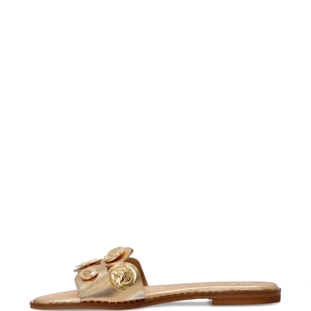 Сандалии с украшением в виде монет