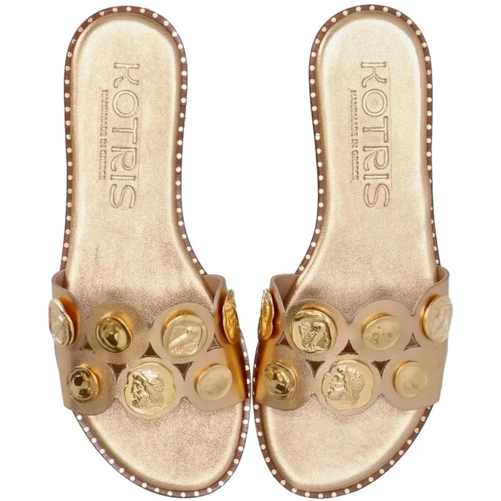 Сандалии с украшением в виде монет