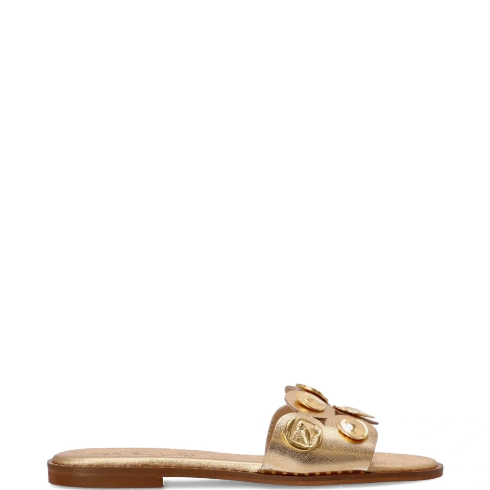 Сандалии с украшением в виде монет