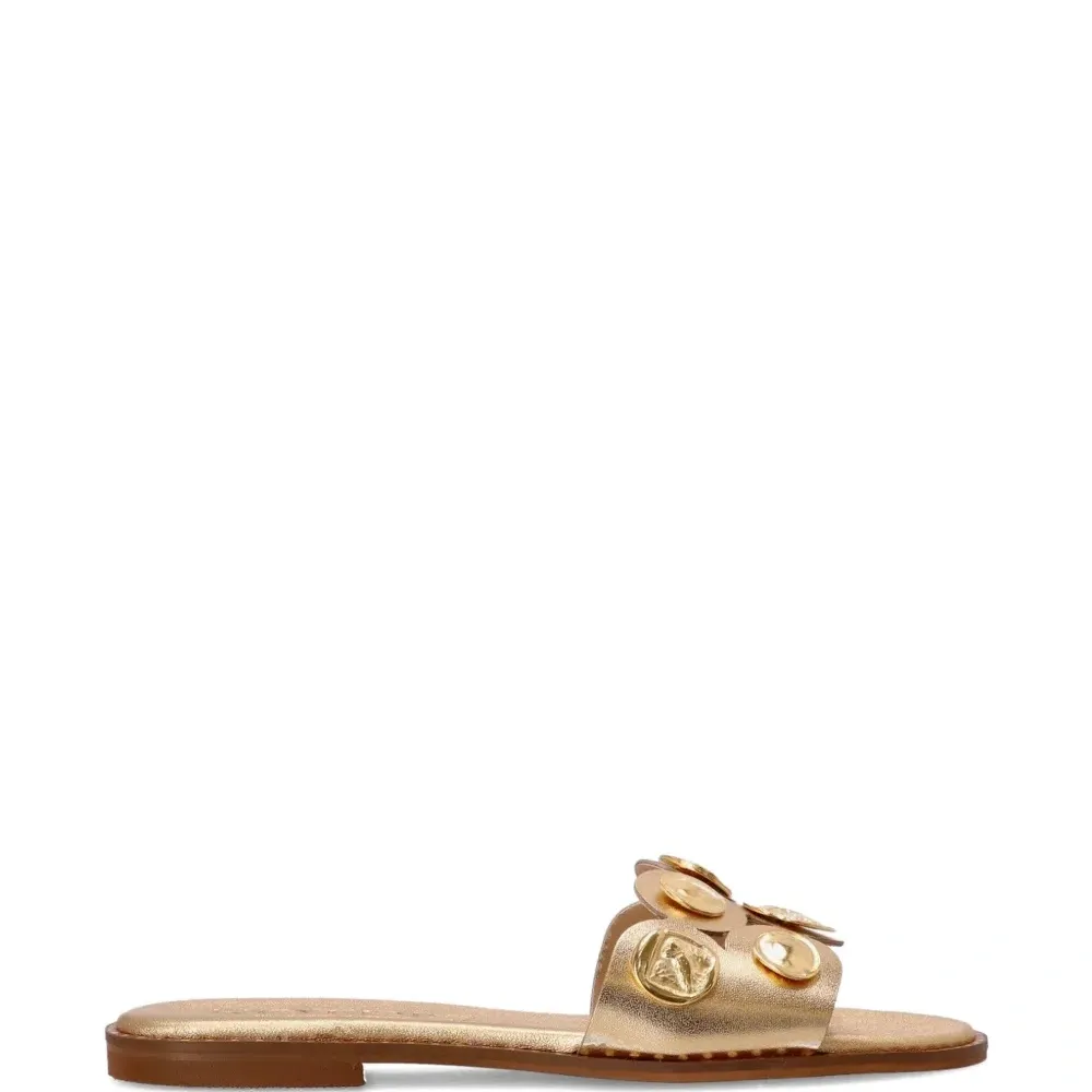 Сандалии с украшением в виде монет