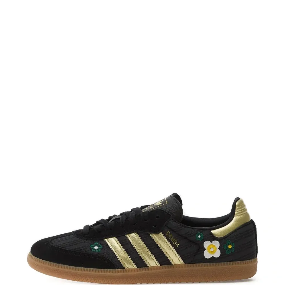 Кроссовки с цветочными украшениями Кроссовки с цветочными украшениями