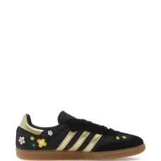 Кроссовки с цветочными украшениями