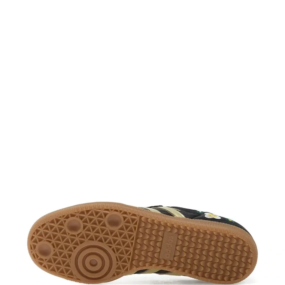 Кроссовки с цветочными украшениями Кроссовки с цветочными украшениями