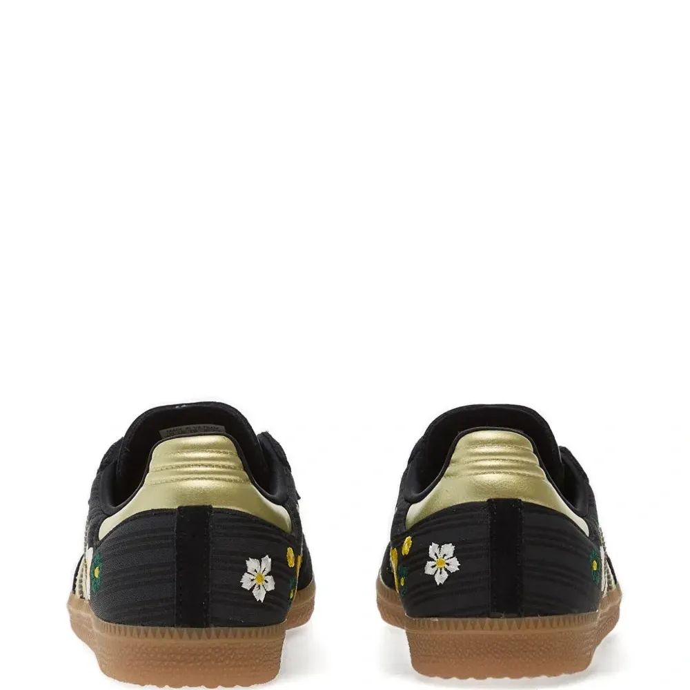 Кроссовки с цветочными украшениями Кроссовки с цветочными украшениями