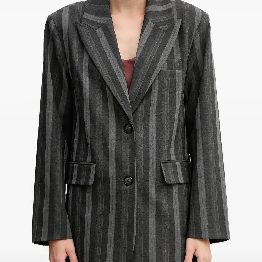 Блейзер в полоску на пуговицах