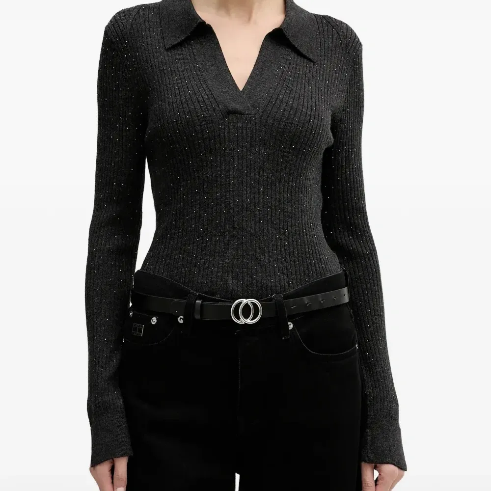 Топ Ronika с V-образным вырезом и воротником