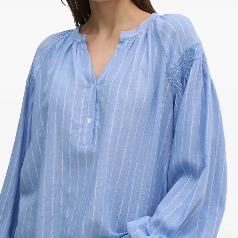 Блузка в полоску с V-образным вырезом