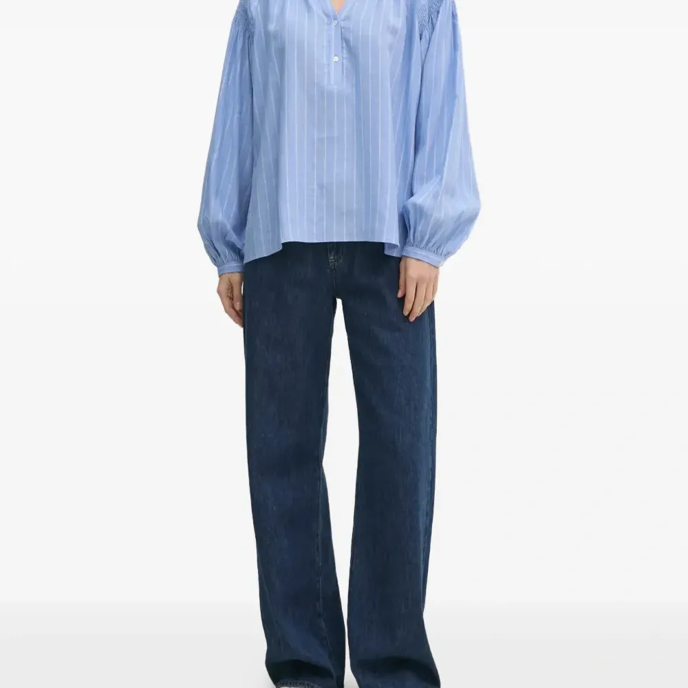 Блузка в полоску с V-образным вырезом