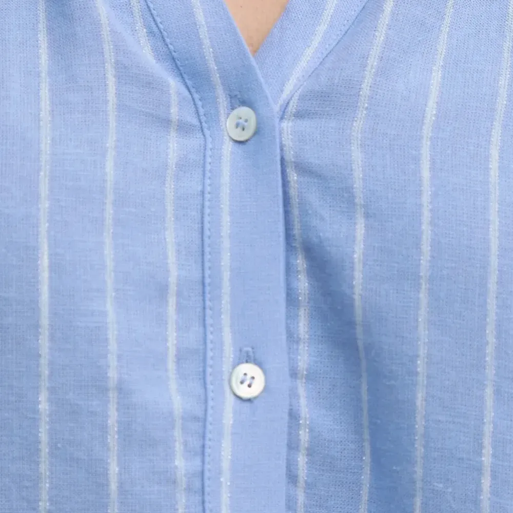 Блузка в полоску с V-образным вырезом