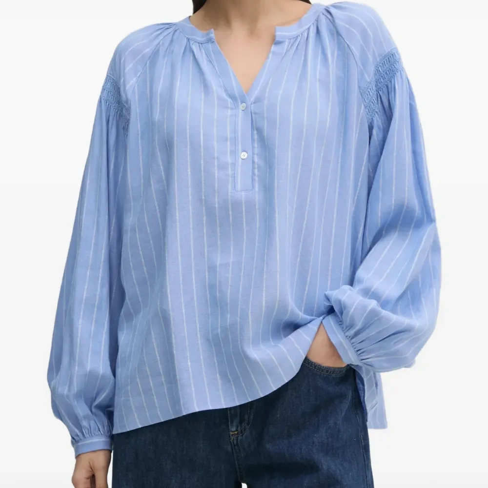 Блузка в полоску с V-образным вырезом