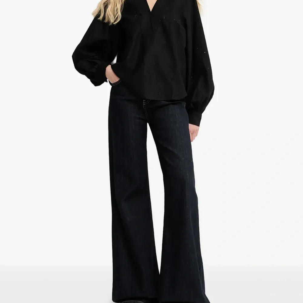 Блузка с объемными рукавами и V-образным вырезом