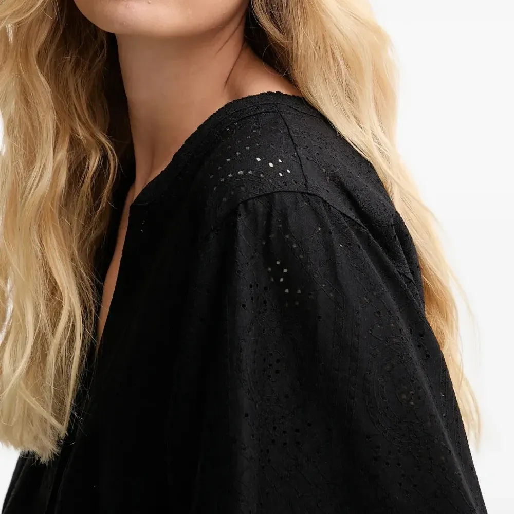 Блузка с объемными рукавами и V-образным вырезом