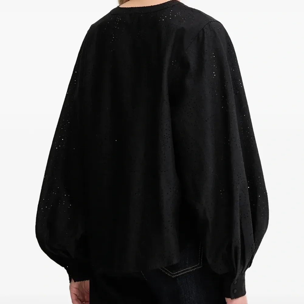 Блузка с объемными рукавами и V-образным вырезом