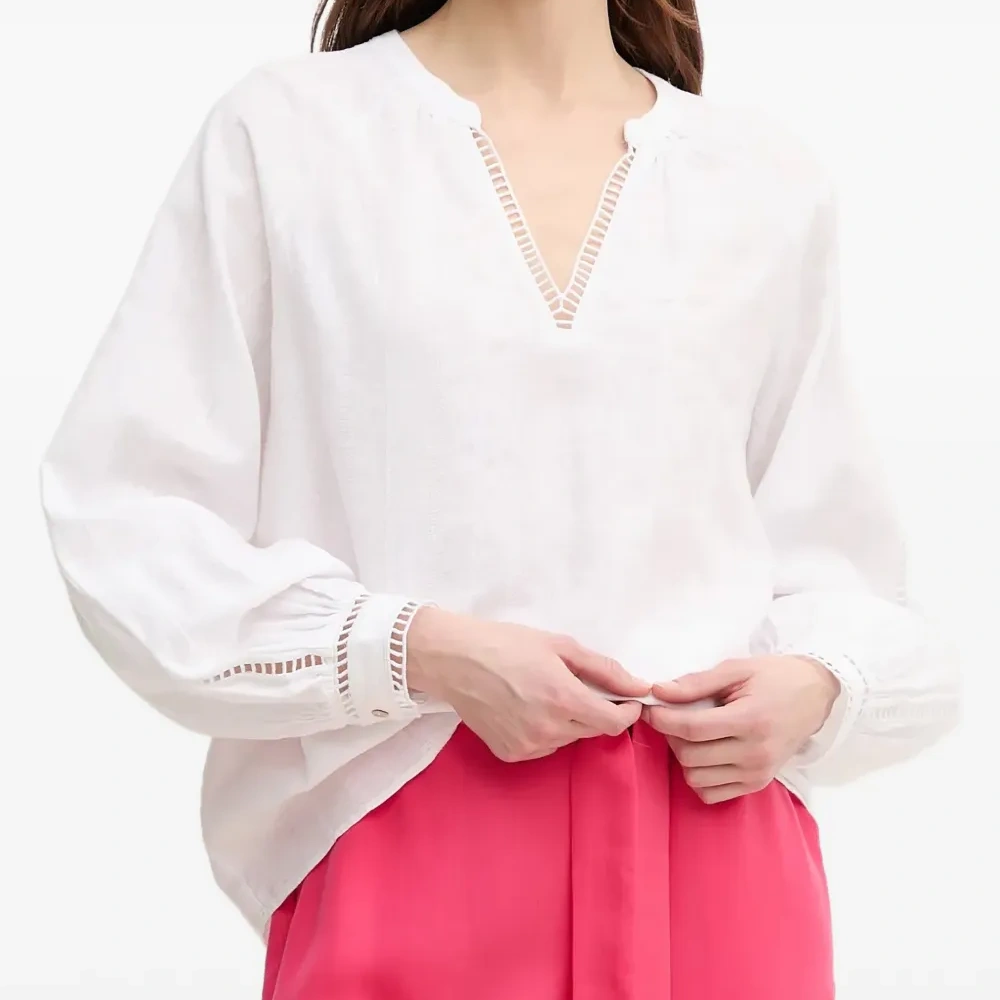 Блузка с V-образным вырезом и ажурной отделкой