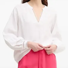 Блузка с V-образным вырезом и ажурной отделкой