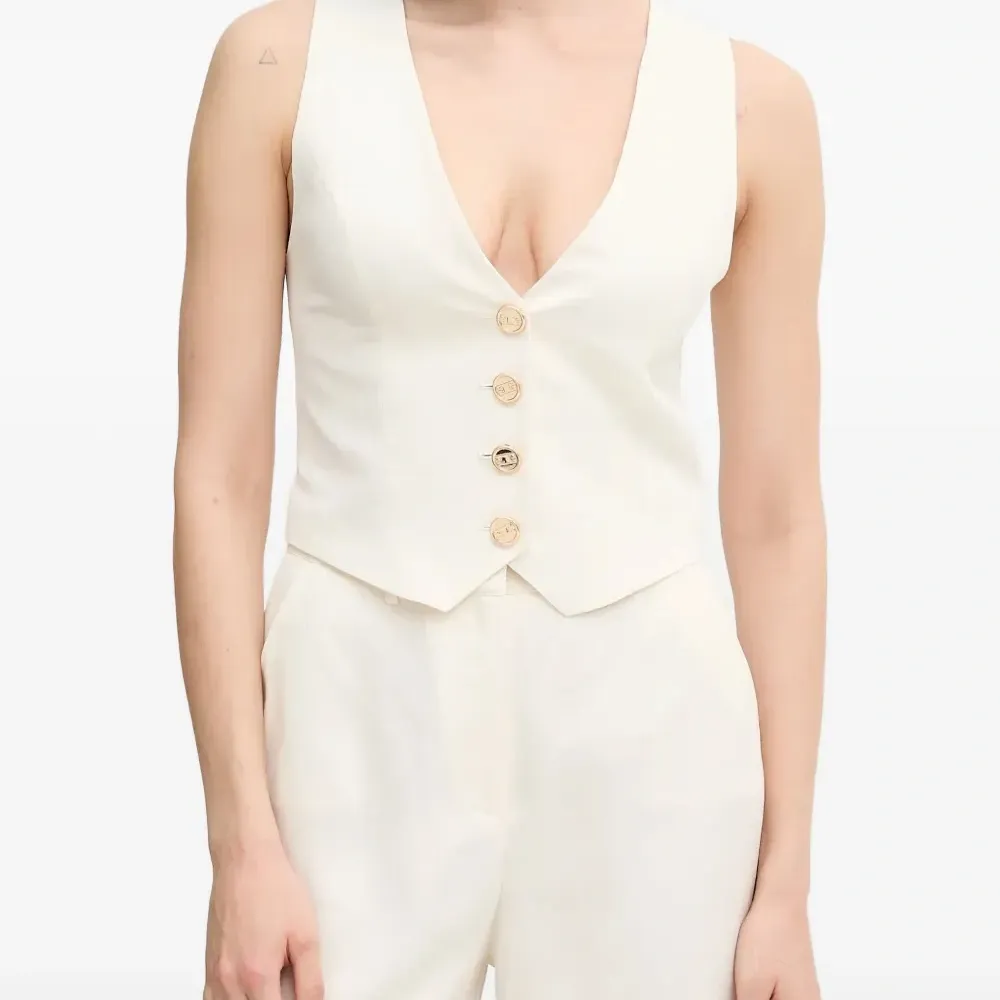 Жилет на пуговицах с V-образным вырезом