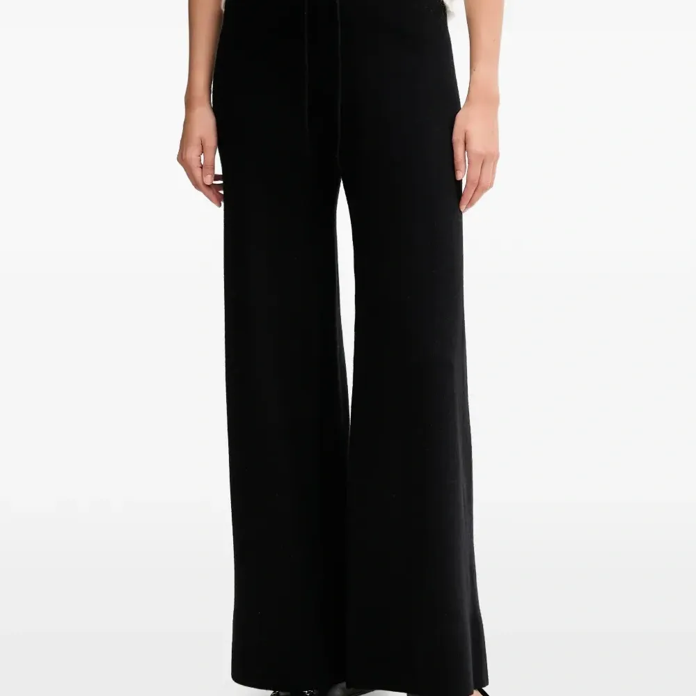 Брюки свободного кроя с поясом на завязке