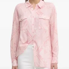 Рубашка с клапанами на карманах и узором