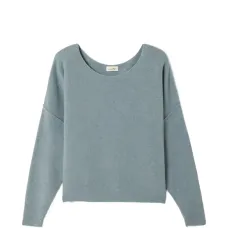 Свитер с заниженной линией плеч