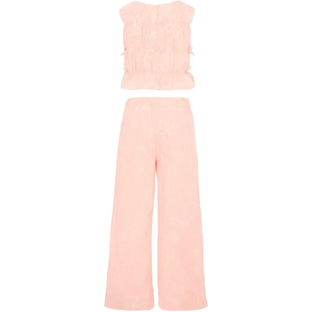 Костюм с брюками, вышитыми цветами