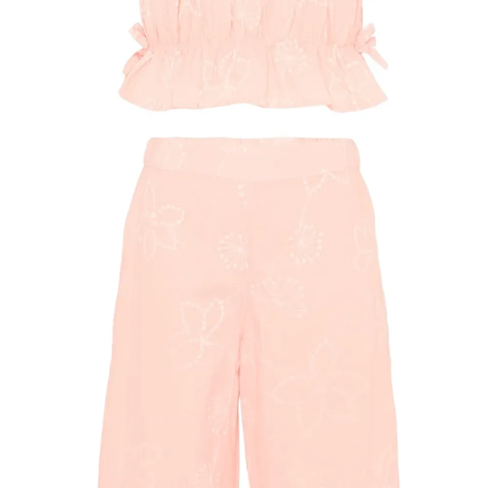 Костюм с брюками, вышитыми цветами