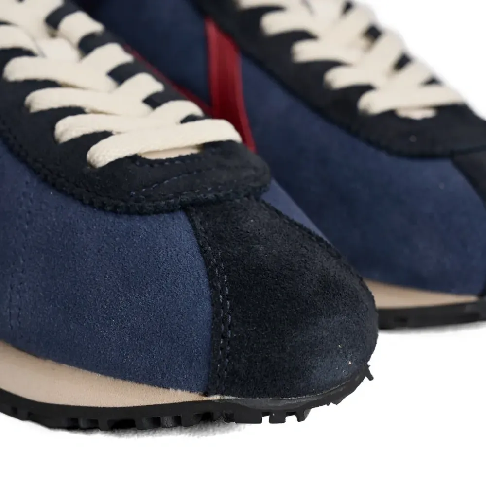 Кроссовки с изображением молнии