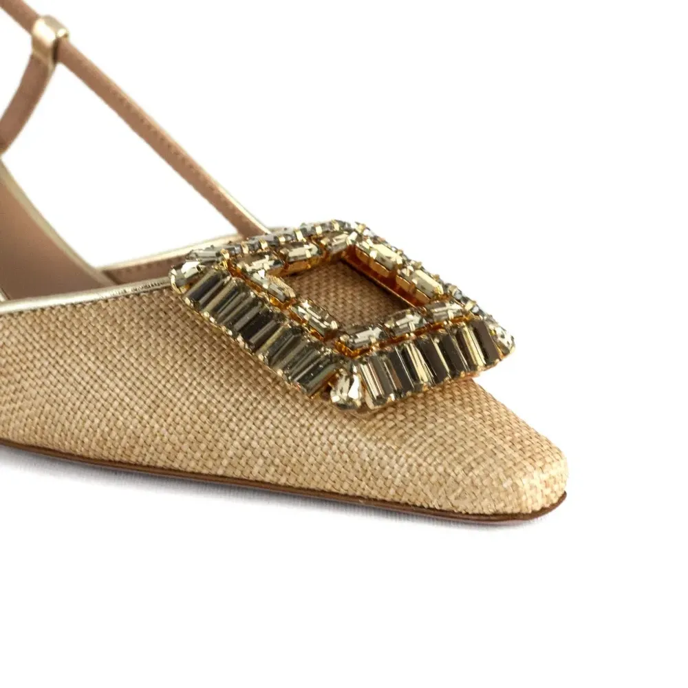 Сандалии с украшенными ремешками Сандалии с украшенными ремешками