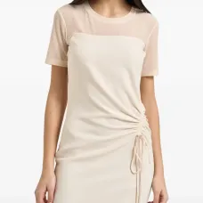 Платье со сборками и разрезом