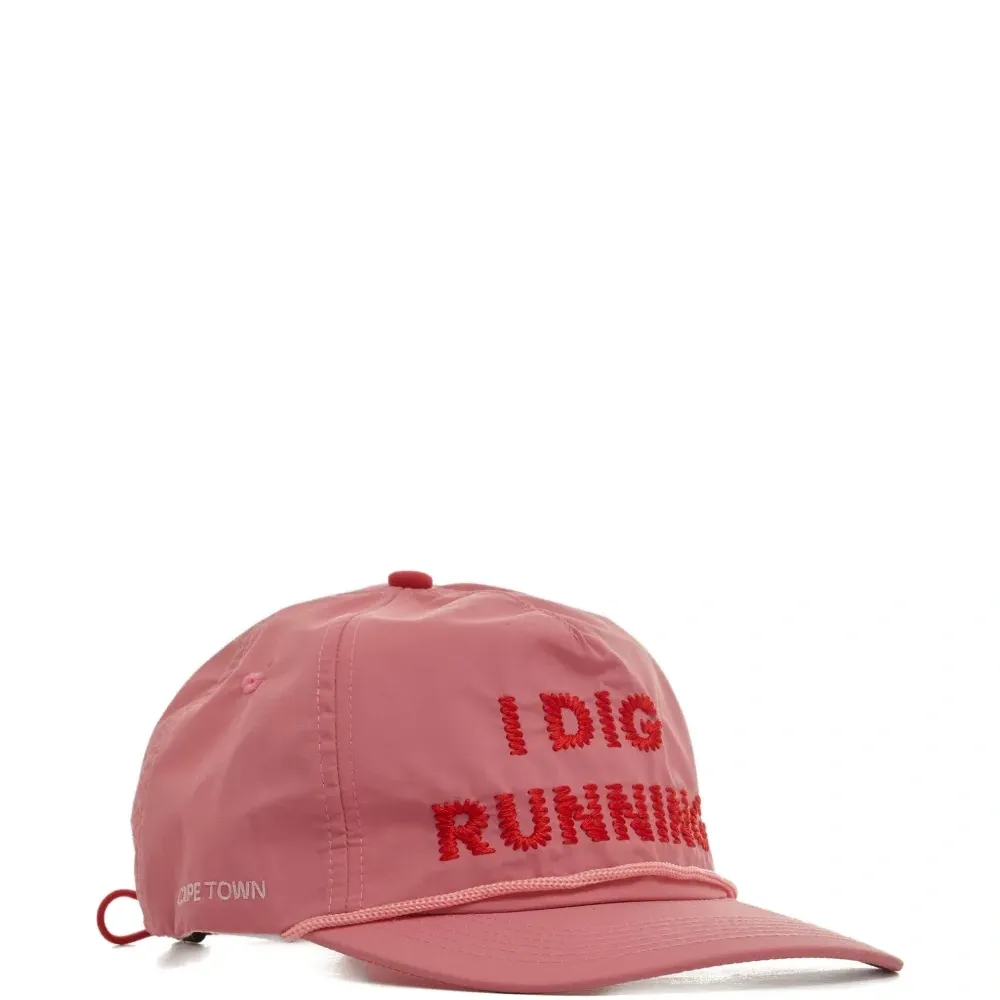 Вышитая кепка-тракер