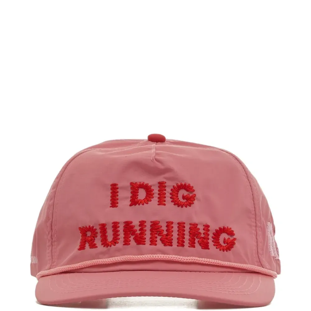 Вышитая кепка-тракер