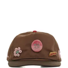 Бейсболка-тракер с булавкой