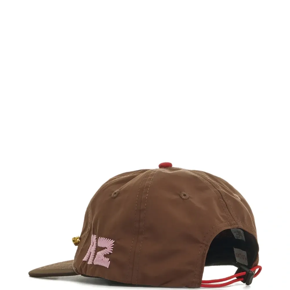 Бейсболка-тракер с булавкой