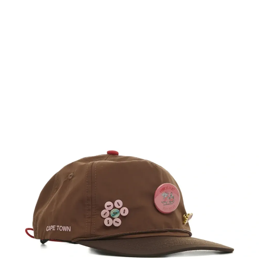 Бейсболка-тракер с булавкой