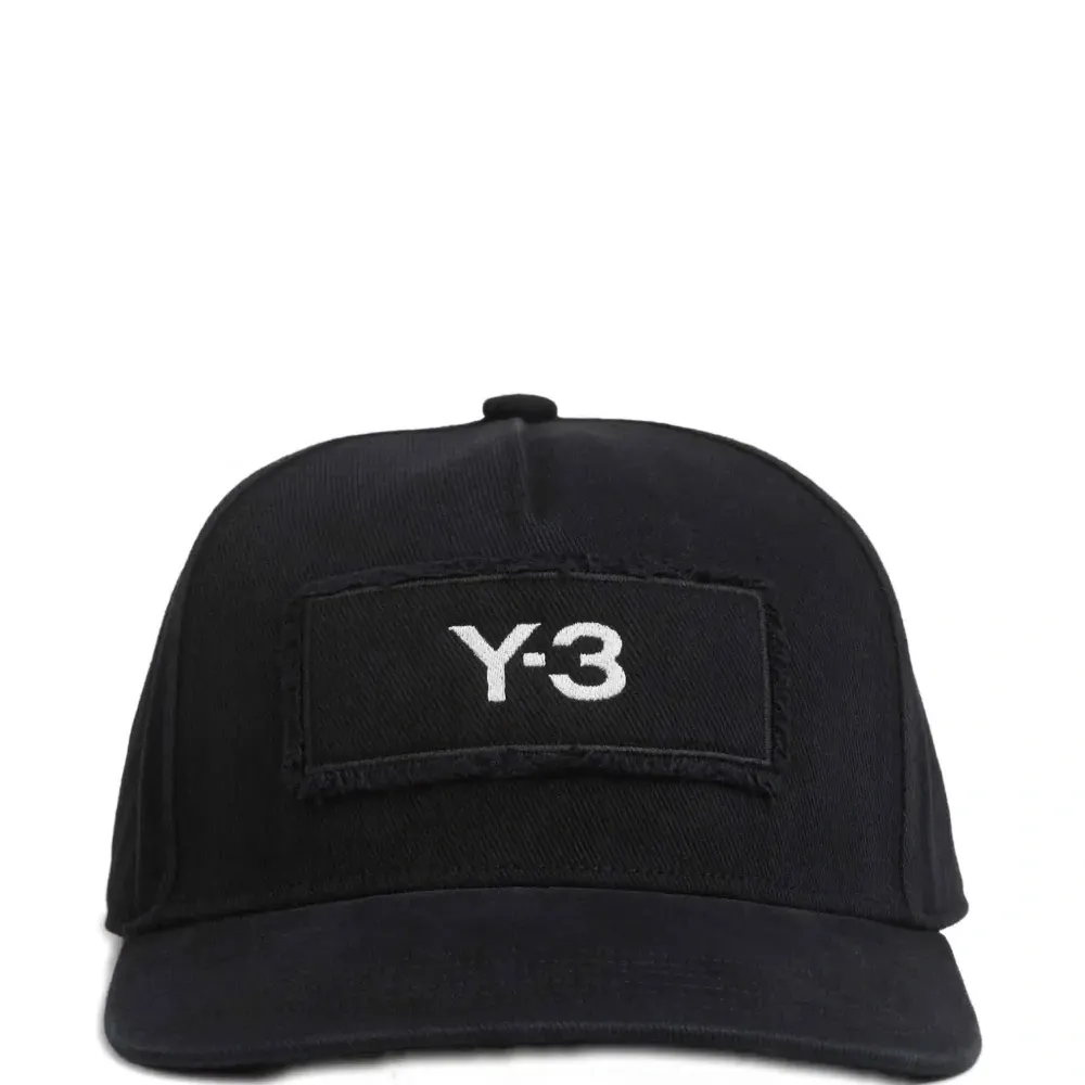 Кепка с нашивкой-логотипом