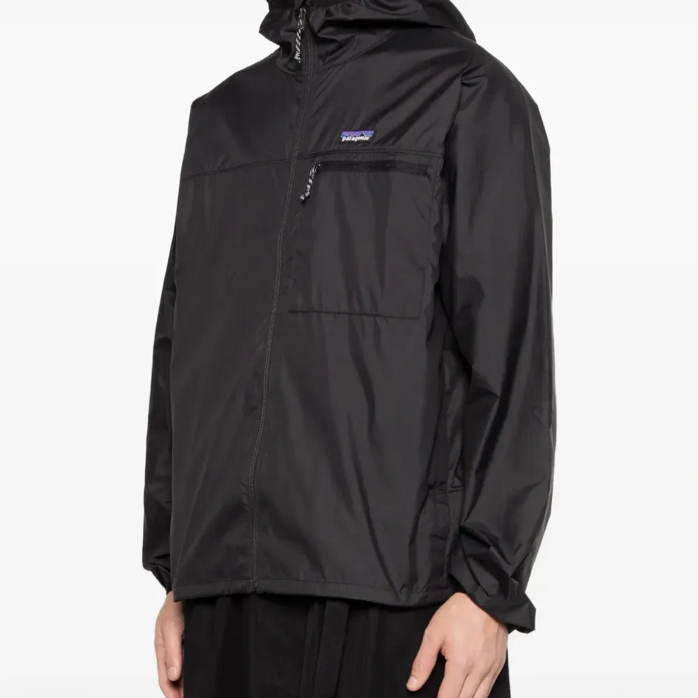 Легкая куртка с капюшоном