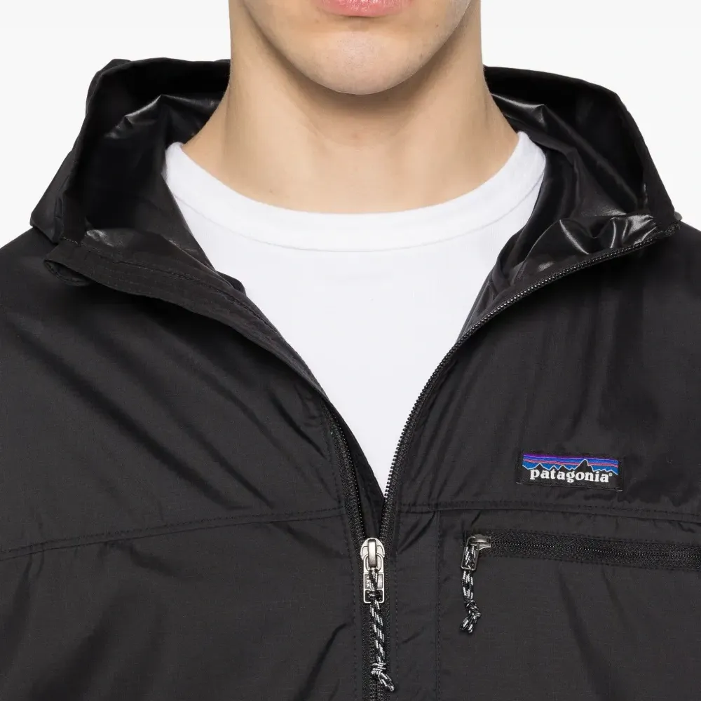 Легкая куртка с капюшоном