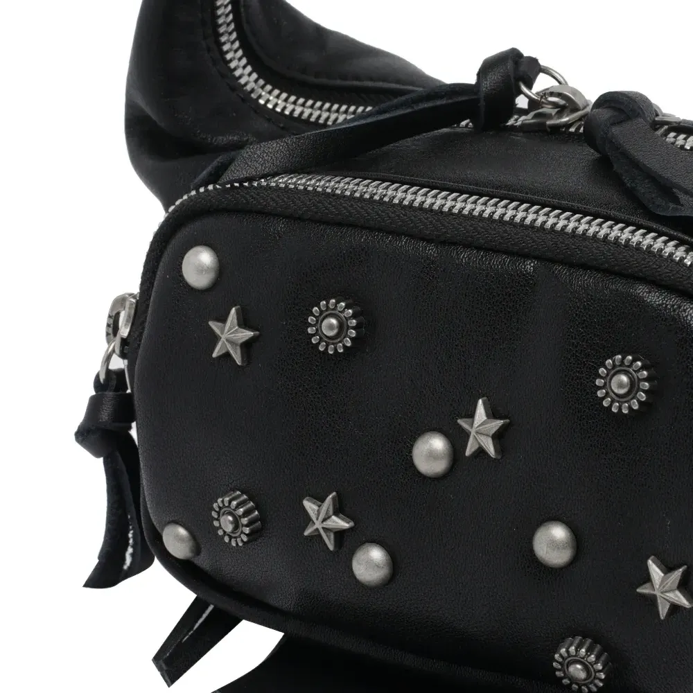 Кожаная сумка на плечо с декоративной отделкой и молнией