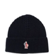 Шапка с нашивкой-логотипом