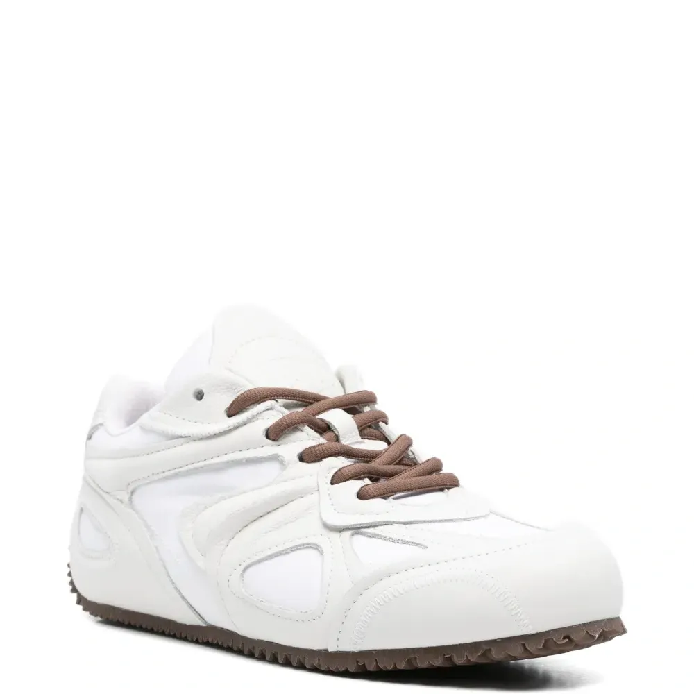 Кроссовки с панельными вставками и шнуровкой Кроссовки с панельными вставками и шнуровкой