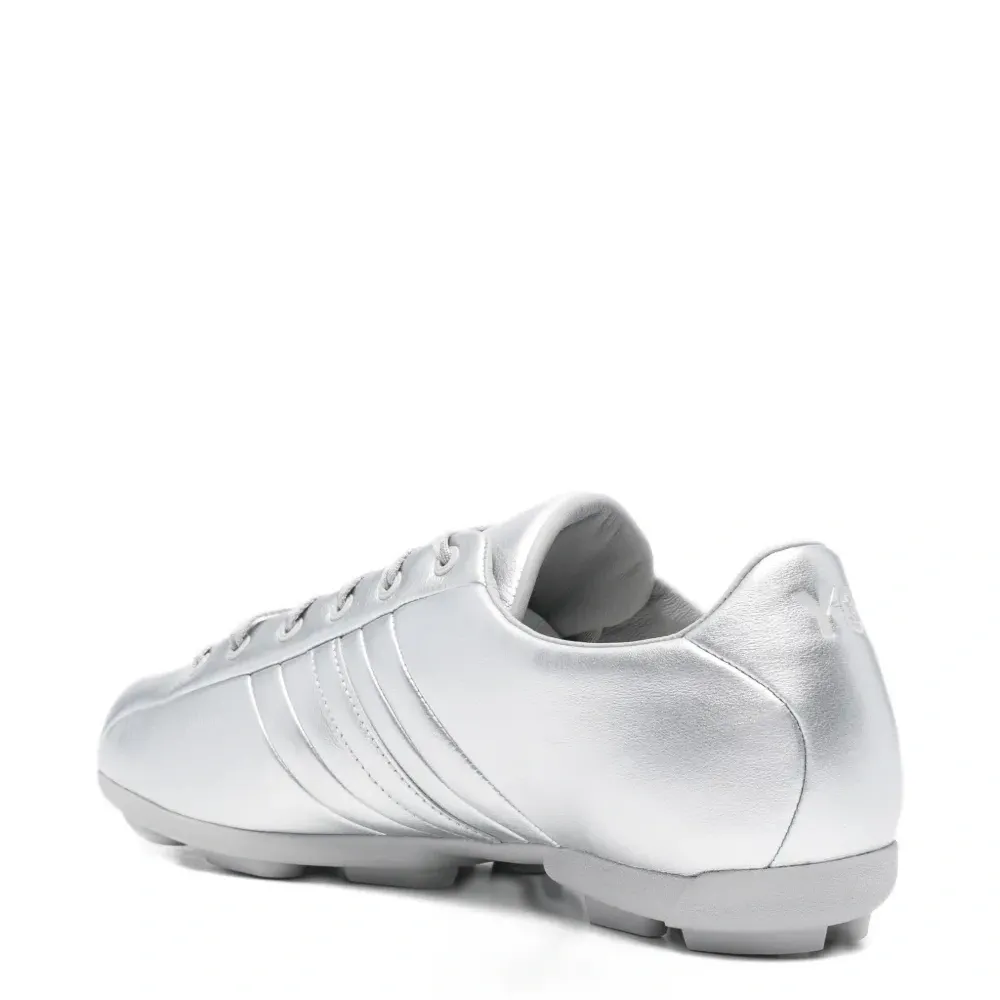 Кроссовки с тремя полосками