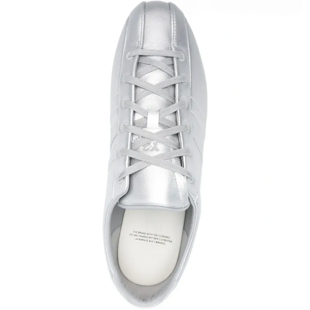 Кроссовки с тремя полосками