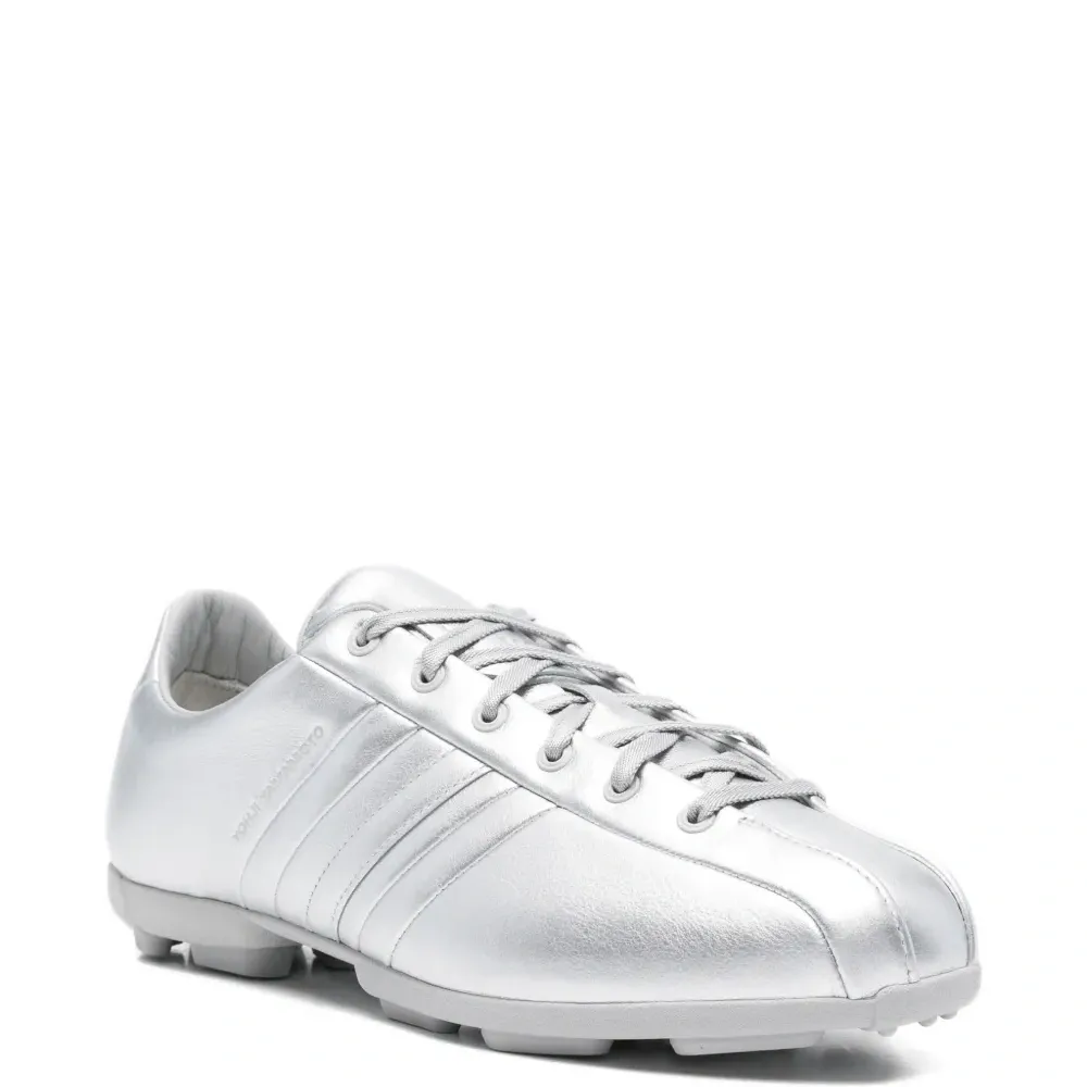 Кроссовки с тремя полосками