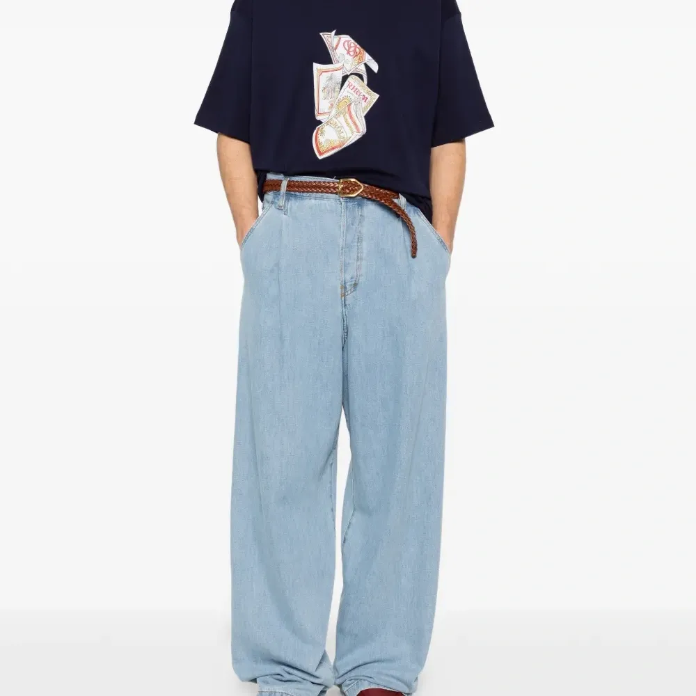 Футболка с нашивками в виде этикеток рома