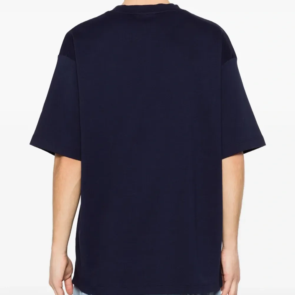 Футболка с нашивками в виде этикеток рома