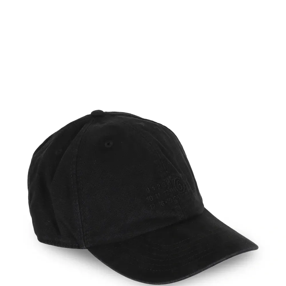 Кепка с вышитым логотипом