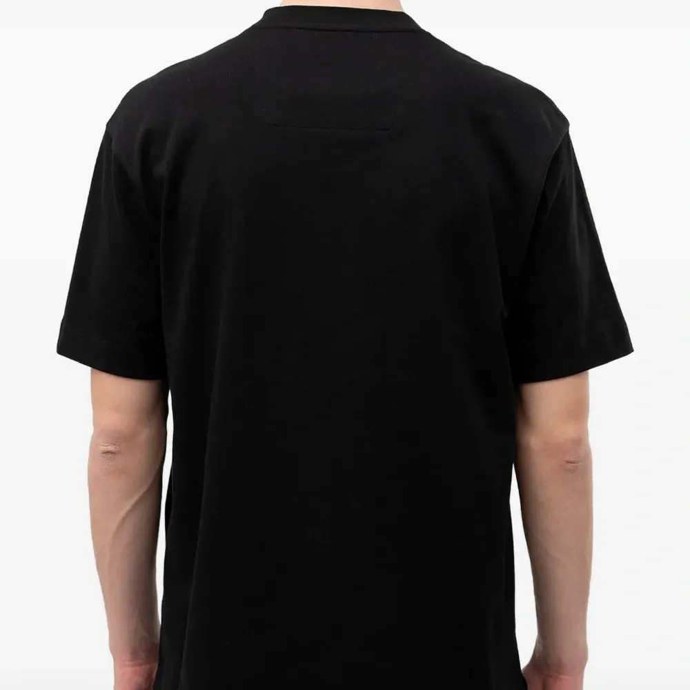 Футболка с тиснётым логотипом