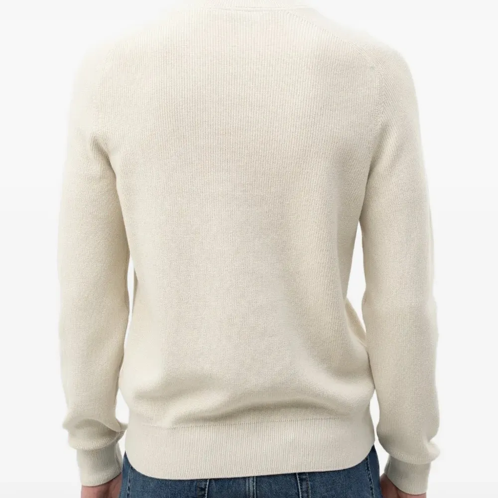 Вязаный свитер с круглым вырезом