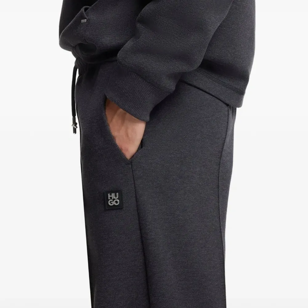 Брюки с нашивкой-логотипом